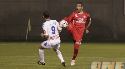 באדיר מוצא את הזמן אפילו לרקוד מול ארז ירימי (קובי אליהו)