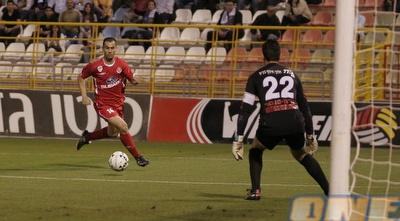 גילי ורמוט פורץ מול גבי בורשטיין, אותו הוא כבר לא יפגוש באימונים  (קובי אליהו)