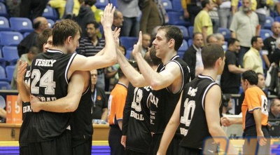 שחקני פרטיזן חוגגים (דרור עינב)