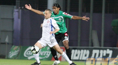 ג´ון קולמה נצמד לעומר בוקסנבוים (עמית מצפה)