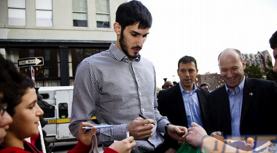 עומרי כספי חותם לאוהדים (ניר לנדאו) (ONE)