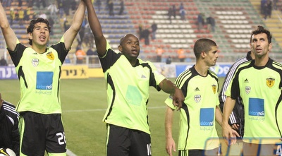 שחקני בית&qout;ר חוגגים (גיא בן זיו) שחקני בית&qout;ר חוגגים (גיא בן זיו)