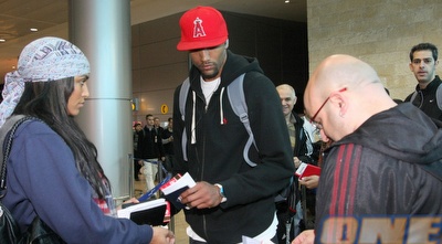 דיז´ון תומפסון בהמראת הפועל ירושלים לברלין, הבוקר (דרור עינב)