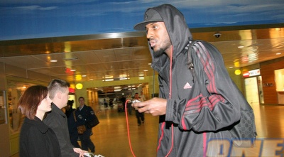 קווין פינקני בהמראת הפועל ירושלים לברלין, הבוקר (דרור עינב)