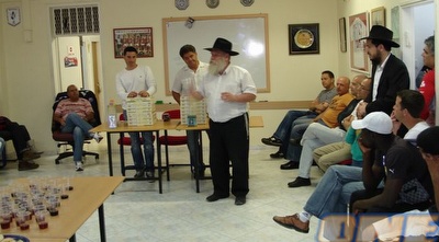 אנשי הפועל חיפה בהרמת כוסית לקראת חג הפסח (ONE)