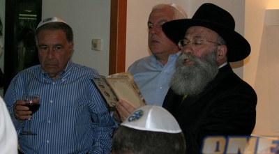 שמעון מזרחי, פיני גרשון והרב גלויברמן (שרון קביליו)