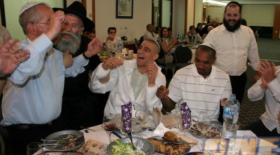 שארפ ולימונד שרים עם הרב גלויברמן (שרון קביליו)