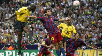 סול קמפבל נוגח את השער המפתיע של ארסנל (רויטרס) סול קמפבל נוגח את השער המפתיע של ארסנל (רויטרס)