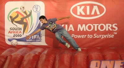 ניסיון לעצור בעיטה בדוכן של ´קיה´ (דרור עינב)