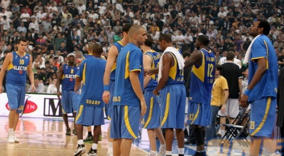 שחקני מכבי בסיום. הראש כבר ביום חמישי (שרון קביליו)