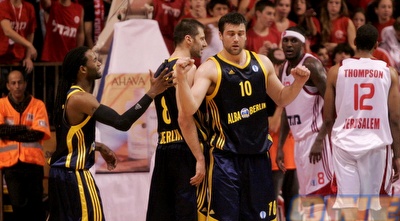 שחקני אלבה מרוצים. אסור לתת להם לקלעו 45 נק´ במחצית (קובי אליהו) שחקני אלבה מרוצים. אסור לתת להם לקלעו 45 נק´ במחצית (קובי אליהו)