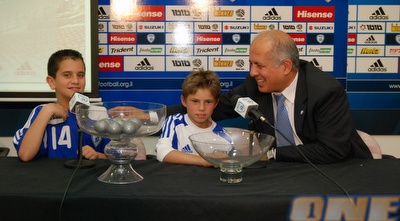 אבי לוזון בהגרלה. הילדים סידרו מפגש ענקיות (שי לוי)