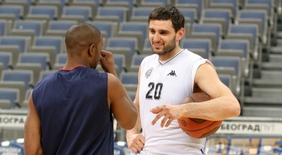 בוזיץ´ ומקאלב משוחחים באימון (שרון קביליו)