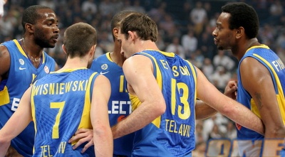 שחקני מכבי מתייעצים בבלגרד. הם לא יכלו להתמודד מול פרטיזן (שרון קביליו)