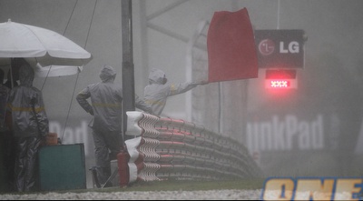 הדגל האדום מונף במלזיה (רויטרס)