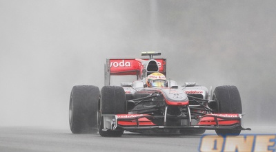 לואיס המילטון. לא הצליח להסתדר עם הגשם ונפל למקום ה-20 בגריד (רויטרס)