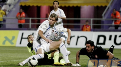 פאבל פרגל ורפי כהן מחפשים את הכדור (קובי אליהו) פאבל פרגל ורפי כהן מחפשים את הכדור (קובי אליהו)