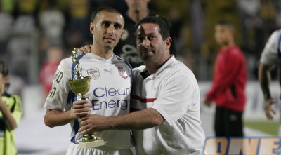 תמיר בן עמי מקבל גביע הוקרה לפני המשחק (קובי אליהו) תמיר בן עמי מקבל גביע הוקרה לפני המשחק (קובי אליהו)