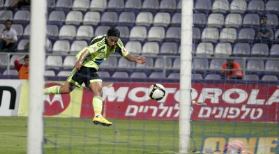 ברק יצחקי מחמיץ מול שער ריק (קובי אליהו) ברק יצחקי מחמיץ מול שער ריק (קובי אליהו)