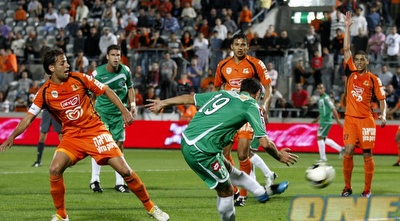 הכדור של ארבייטמן בדרך לרשת של איינוגבה (שי לוי)