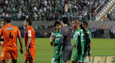 רפאלוב מקבל אדום מחכמון. שוב השופט ינהל את בני יהודה וחיפה (שי לוי) רפאלוב מקבל אדום מחכמון. שוב השופט ינהל את בני יהודה וחיפה (שי לוי)