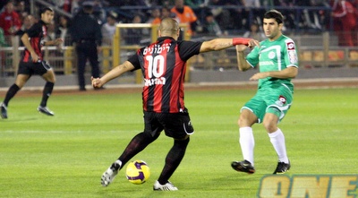 ערן לוי מול דבאלשווילי בדרבי הקודם (עמית מצפה)