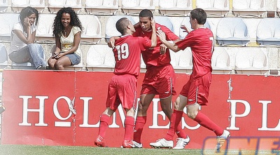 שחקני הפועל חוגגים את השלישי (דרור עינב) שחקני הפועל חוגגים את השלישי (דרור עינב)