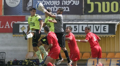 אריק ינקו ראשון לכדור (דרור עינב) אריק ינקו ראשון לכדור (דרור עינב)