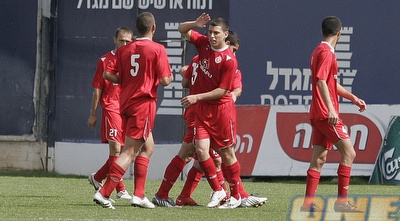 שחקני הפועל חוגגים את השני (דרור עינב) שחקני הפועל חוגגים את השני (דרור עינב)