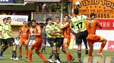 אף אחד משחקני נתניה או בני יהודה לא מוכן לוותר על הכדור (שי לוי)