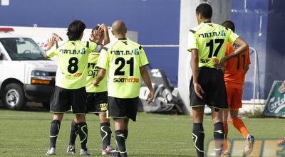 שחקני נתניה חוגגים את שער השיוויון (שי לוי)