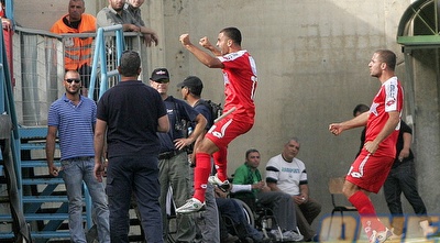 חמד גנאים חוגג מול הקהל (קובי אליהו) חמד גנאים חוגג מול הקהל (קובי אליהו)