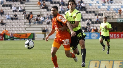 משה ביטון חוסם את אוראל דגני לפני שהוא יגיע לכדור (שי לוי)