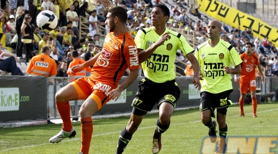 אלירן עטר מקפיץ את הכדור מול פרנסמן, טל מעבי שומר מרחוק (שי לוי)