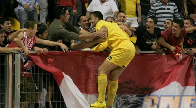 קאלה חוגג עם הקהל. אדלי: &qout;כולם היו בשוק&qout; (דרור עינב) קאלה חוגג עם הקהל. אדלי: &qout;כולם היו בשוק&qout; (דרור עינב)