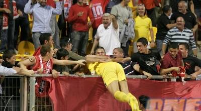 קאלה חוגג עם האוהדים. דור דוידי יפתח במקומו בין הקורות (דרור עינב)