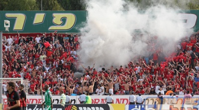 רימון עשן ביציע אוהדי הפועל חיפה (עמית מצפה)