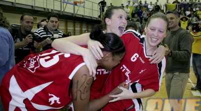 ווהן חוגגת עם דורי. &qout; (קובי אליהו)