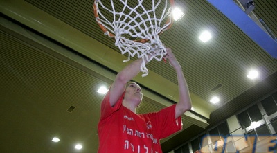 גזירת רשתות באשדוד. &qout; (קובי אליהו)