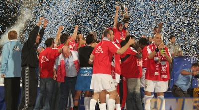 שמעון גרשון מניף את הגביע במדי הפועל ת&qout;א (ONE)