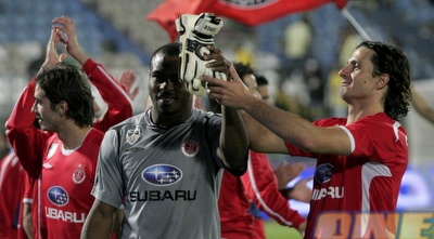 בן דיין מצביע על הכפפות של אניימה (קובי אליהו)