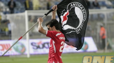 קנדה חוגג עם הדגל (קובי אליהו)