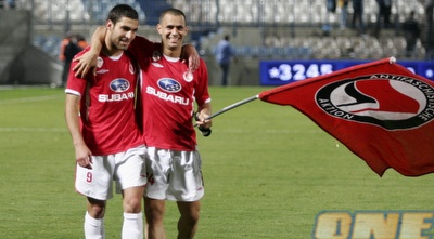 שכטר ו-ורמוט עם הדגל בסיום (רועי גלדסטון)