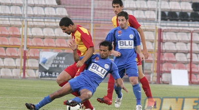 משה אוחיון מתקשה להגיע לכדור מול נידאל חוג´יראת (קובי אליהו)