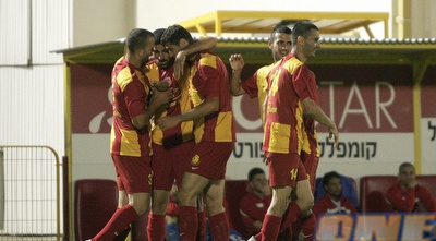 מקרייב מקבל את התודות מהחברים שלו אחרי השער השני (קובי אליהו)