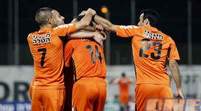 שחקני בני יהודה חוגגים את שער היתרון של מיכאל זנדברג (שי לוי)