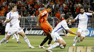 שחקני הפועל ר&qout;ג מקיפים את איבן גארידו (שי לוי)