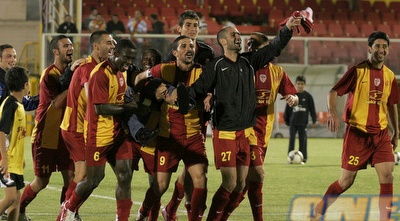 שחקני אשדוד מניפים את ג´קי בן זקן (קובי אליהו)