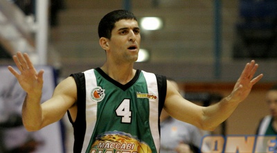 חג´ג´ מנסה להרגיע את קבוצתו (אמיר לוי)