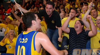 גיא פניני חוגג עם הקהל של מכבי ת&qout;א (שי לוי)